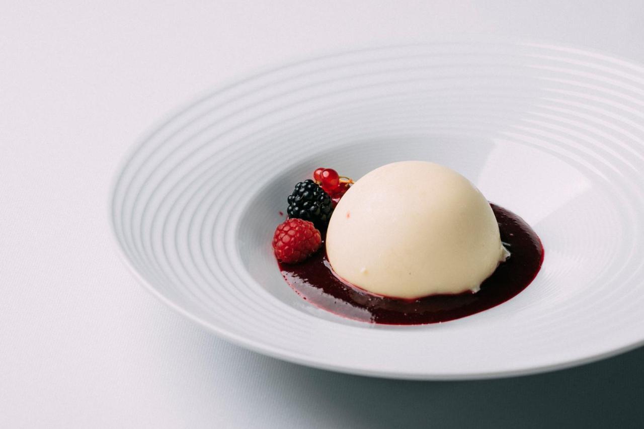 Montebelo Vista Alegre Ilhavo Hotel Ngoại thất bức ảnh A scoop of vanilla ice cream with a fruit sauce
